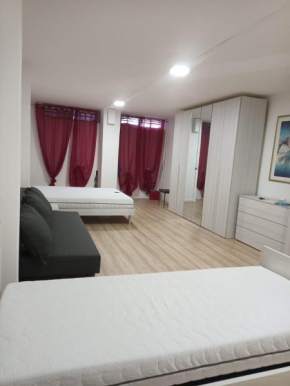 Ampia camera con bagno privato seminterrato a 80 metri dal lago